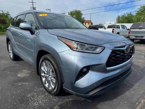 Moon Dust 2022 Toyota Highlander Limited