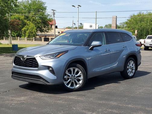 Moon Dust 2022 Toyota Highlander Limited