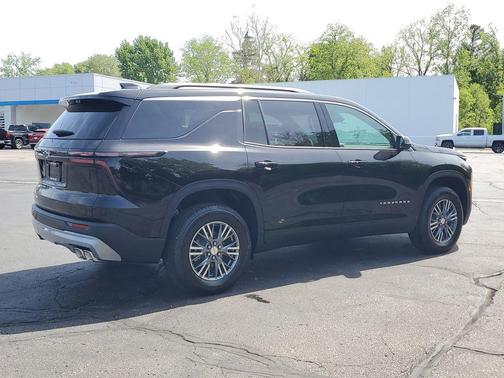 Mosaic Black Metallic 2026 Chevrolet Traverse LT