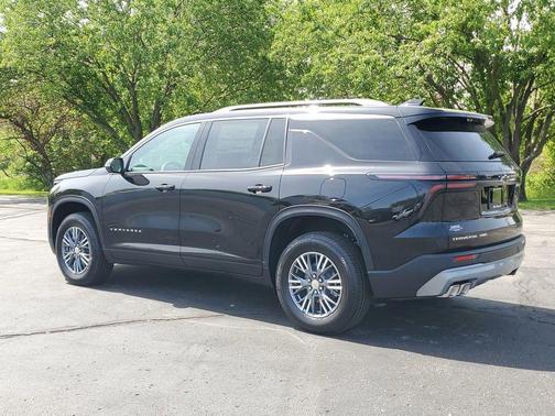 Mosaic Black Metallic 2026 Chevrolet Traverse LT