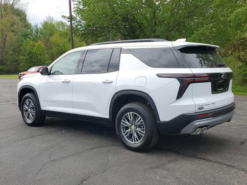 Summit White 2026 Chevrolet Traverse LT
