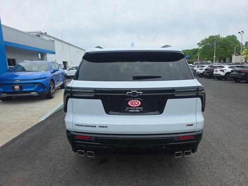 Polar White Tricoat 2026 Chevrolet Traverse RS
