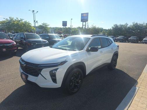Summit White 2026 Chevrolet Trax LT