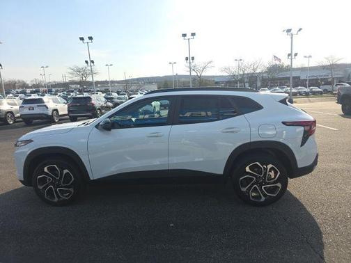 Summit White 2026 Chevrolet Trax FWD 2RS