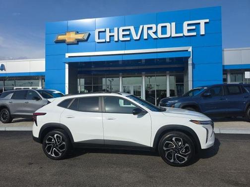 Summit White 2026 Chevrolet Trax FWD 2RS