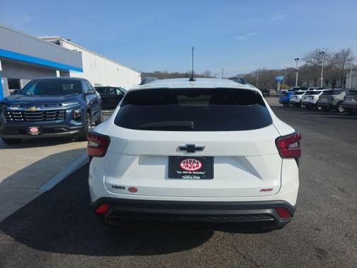 Summit White 2026 Chevrolet Trax FWD 2RS