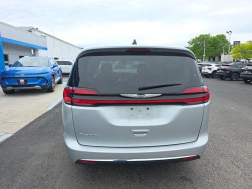 Silver Mist Clearcoat 2023 Chrysler Pacifica Touring L