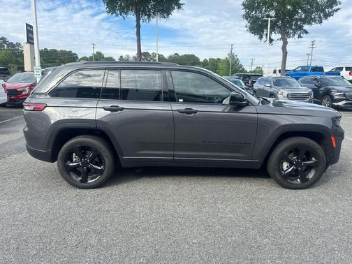 Baltic Gray Metallic Clearcoat 2024 Jeep Grand Cherokee Limited