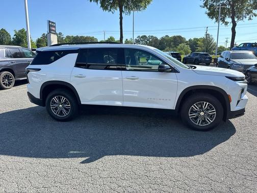 Summit White 2025 Chevrolet Traverse LT