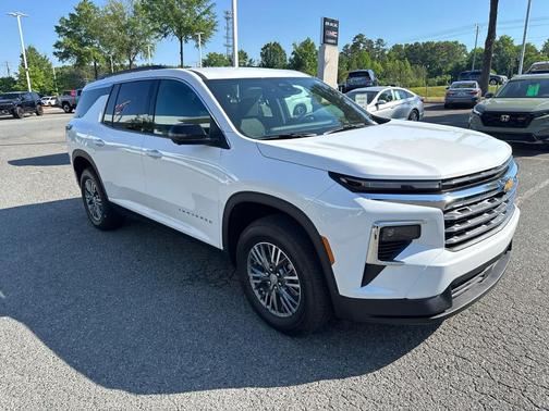 Summit White 2025 Chevrolet Traverse LT