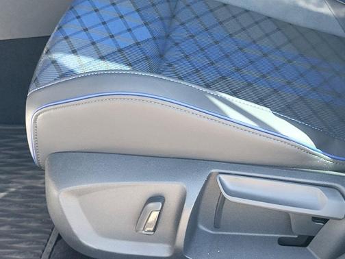 Lapiz Blue Metallic 2026 Volkswagen Golf R 2.0T