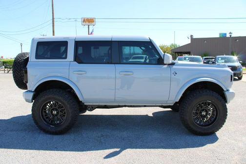 Avalanche Gray 2026 Ford Bronco Outer Banks