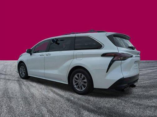 2023 Toyota Sienna XLE