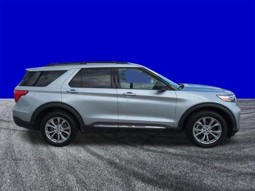 Iconic Silver Metallic 2021 Ford Explorer XLT