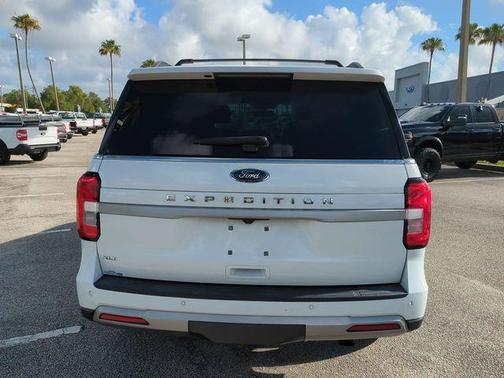 Oxford White 2022 Ford Expedition XLT