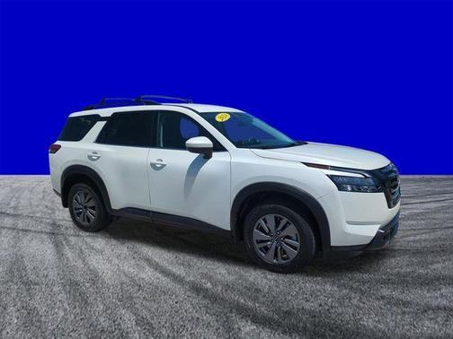 White 2024 Nissan Pathfinder SV
