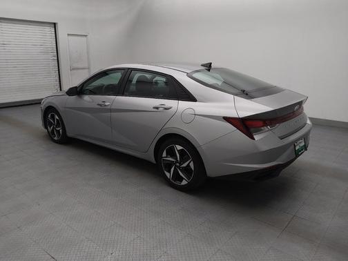 Shimmering Silver Pearl 2023 Hyundai ELANTRA SEL