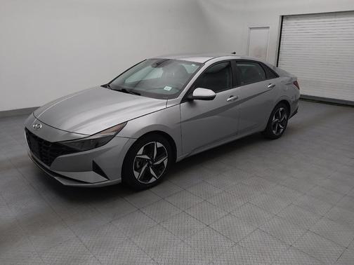 Shimmering Silver Pearl 2023 Hyundai ELANTRA SEL