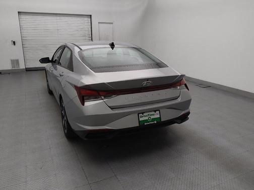 Shimmering Silver Pearl 2023 Hyundai ELANTRA SEL