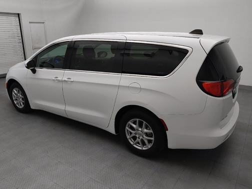 Bright White Clearcoat 2023 Chrysler Voyager LX