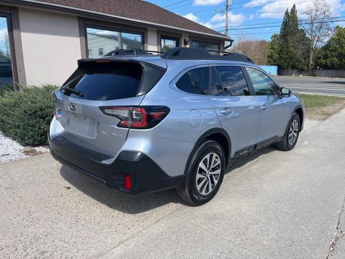 Ice Silver Metallic 2022 Subaru Outback Premium