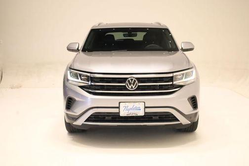 Silver Metallic 2022 Volkswagen Atlas Cross Sport 3.6L V6 SE w/Technology