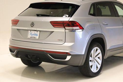 Silver Metallic 2022 Volkswagen Atlas Cross Sport 3.6L V6 SE w/Technology