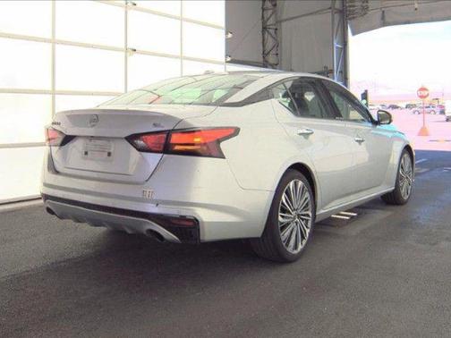 Brilliant Silver Metallic 2023 Nissan Altima 2.5 SL