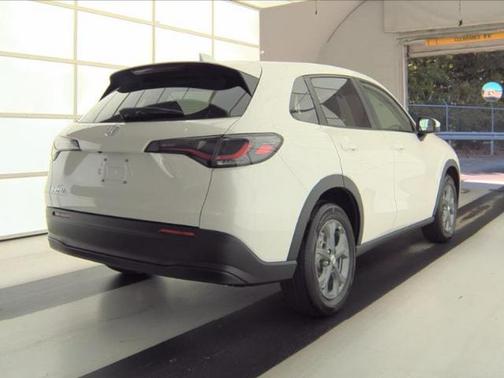 Platinum White Pearl 2026 Honda HR-V LX