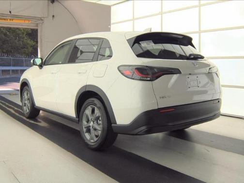 Platinum White Pearl 2026 Honda HR-V LX