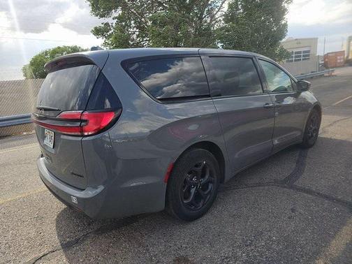2022 Chrysler Pacifica Hybrid Touring L