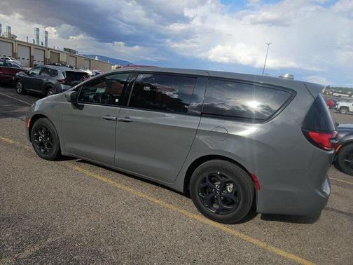 2022 Chrysler Pacifica Hybrid Touring L