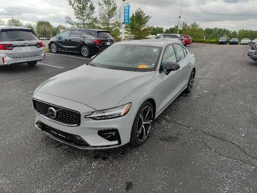 2024 Volvo S60 B5 Core Dark Theme