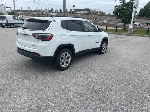 Bright White Clearcoat 2025 Jeep Compass Latitude