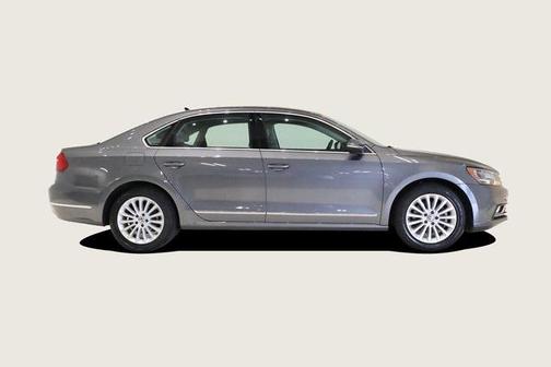 2016 Volkswagen Passat 1.8T SE w/Technology