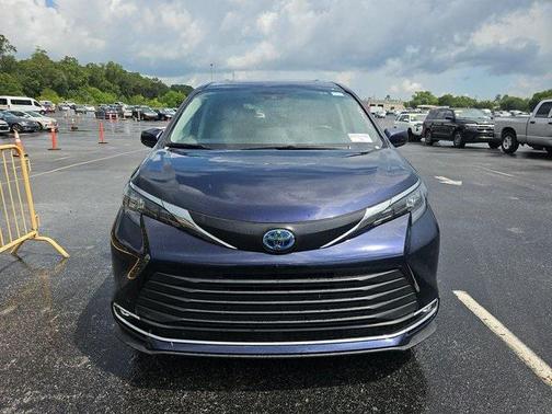 2024 Toyota Sienna XLE 8 Passenger