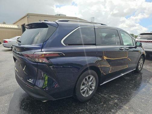2024 Toyota Sienna XLE 8 Passenger