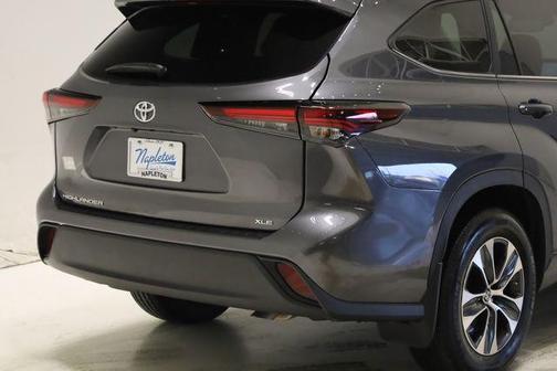 Magnetic Gray Metallic 2024 Toyota Highlander XLE