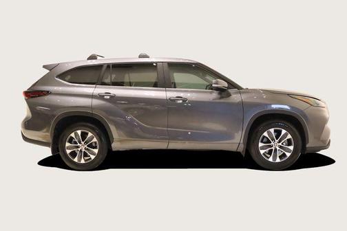 Magnetic Gray Metallic 2024 Toyota Highlander XLE