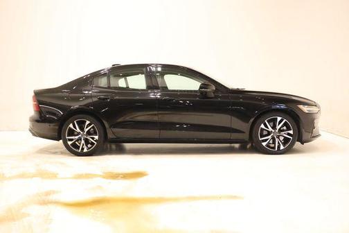 Onyx Black Metallic 2024 Volvo S60 B5 Plus Dark Theme