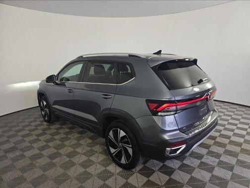 Platinum Gray Metallic 2025 Volkswagen Taos 1.5T SE