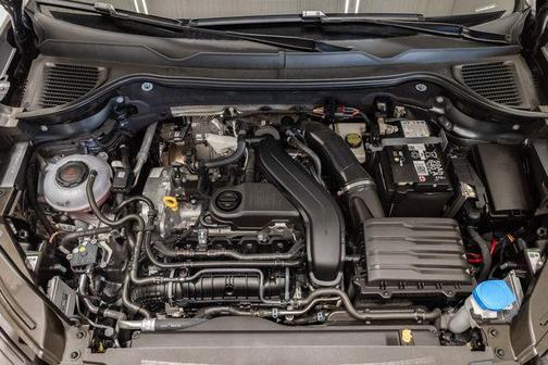 Platinum Gray Metallic 2025 Volkswagen Taos 1.5T SE