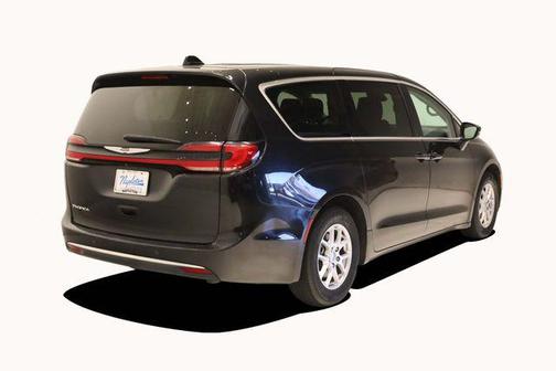 Brilliant Black Crystal Pearlcoat 2023 Chrysler Pacifica Touring L