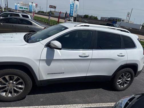 Bright White Clearcoat 2019 Jeep Cherokee Latitude Plus