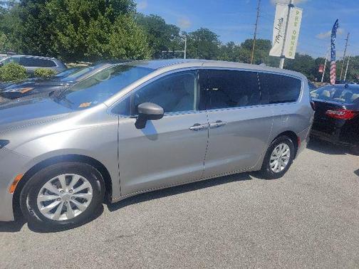 Billet Silver Metallic Clearcoat 2017 Chrysler Pacifica Touring