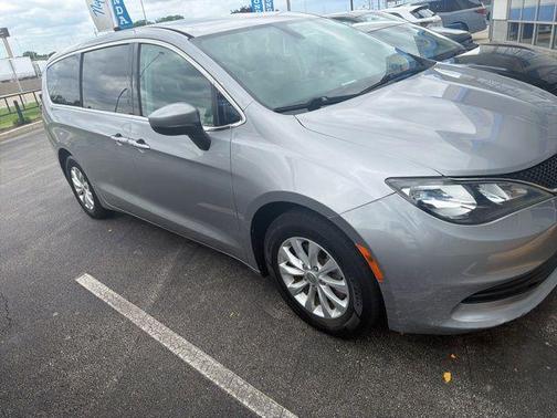 Billet Silver Metallic Clearcoat 2017 Chrysler Pacifica Touring
