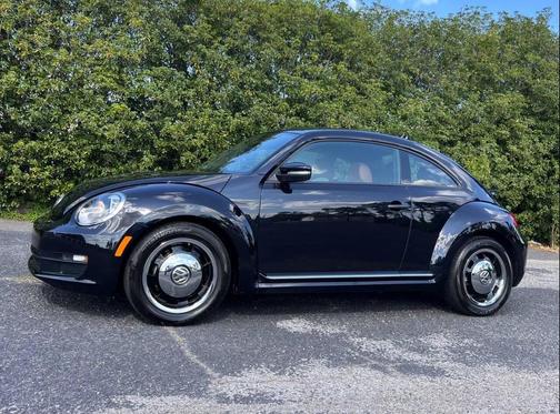 Deep Black Pearl 2016 Volkswagen Beetle 1.8T