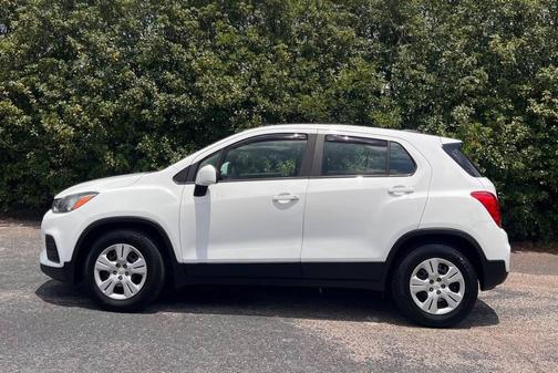 Summit White 2017 Chevrolet Trax LS