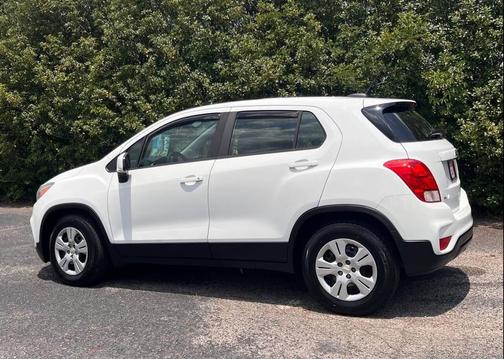 Summit White 2017 Chevrolet Trax LS