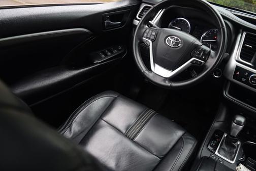2017 Toyota Highlander SE
